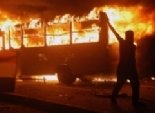  المتظاهرون يضرمون النار في أوتوبيس ويحطمون سيارة مطافي في محيط 