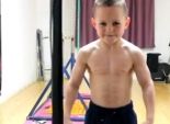 بالفيديو| أقوى طفل في العالم.. مفتول العضلات ويمارس التمارين بيد واحدة