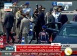 بالفيديو| لحظة وصول الرئيس السيسي وتحيته لأهالي خريجي الكلية الحربية