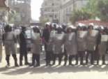 عاجل| تراشق بالحجارة بين المتظاهرين والأمن المركزي قرب وزارة الداخلية 