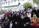 أهالي زرزارة يحتلفون بالعيد بالاعتصام أمام محافظة بورسعيد