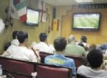 مقاهى الإسكندرية تتحول لملاعب مصغرة لمتابعة مباراة مصر وموزمبيق