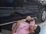 بالصور| معاق يعتصم «نوماً» أسفل سيارة محافظ الغربية