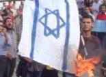  نشطاء يتظاهرون أمام سفارة فلسطين بالقاهرة.. ويحرقون العلم الإسرائيلي