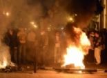 المتظاهرون يشعلون الإطارات للتخفيف من آثار الغاز المسيل للدموع بشارع رمسيس