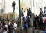  صبية يعتلون الجدار الخرساني في شارع يوسف الجندي ويرشقون الشرطة بالحجارة 