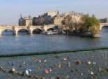 «جسر الفنون» فى باريس.. حب مغلق بأقفال.. والمفتاح فى نهر «السين»