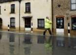 بالصور| فيضانات بريطانيا تغمر مئات المنازل وتغلق الطرق.. وتحذيرات من السفر 