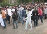 تجمع أعضاء الحركات الطلابية أمام جامعة القاهرة استعدادا لبدء مسيرة 