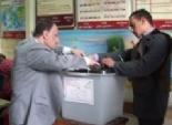 قاضي بالمعادي يفتح صندوق الانتخاب بعد التصويت لختم أوراق الاستفتاء