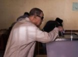 مواطن يسقط ورقة خاصة به سهوا داخل صندوق الانتخاب بشبين الكوم