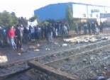  أهالي ديروط يقطعون طريق السكة الحديد احتجاجا على بيع أسطونات البوتاجاز بالسوق السوداء