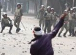 العشرات يقذفون مدرعات بالحجارة أمام أكاديمية الشرطة