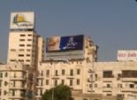 تمزيق لافتات أحمد شفيق المتواجدة في محيط ميدان التحرير