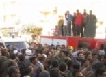  العمال المؤقتون يغلقون أبواب مجلس مدينة نجع حمادي للمطالبة بالتثبيت 