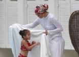  بالصور| جينفر لوبيز تقضي وقتا ممتعا مع طفليها على حمام السباحة