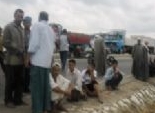  أهالي السنانية يقطعون طريق دمياط المنصورة بسبب خطف إحدى فتيات القرية 