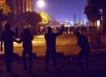 متظاهرون يرشقون قوات الشرطة بالحجارة في محيط السفارة البريطانية