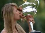 بالصور| فيكتوريا أزارينكا تطبع قبلة بشفتيها علي كأس بطولة التنس