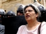 والدة علاء عبد الفتاح: هناك تحايل على القانون لحبس ابني