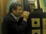 بالصور| الرئيس الإيراني ينفجر باكيًا بعد دخوله ضريح 