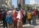 بالفيديو| المتظاهرون يهاجمون سيارات الرئاسة أمام منزل 
