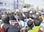 احتشاد العشرات أمام ديوان محافظة بورسعيد استعدادا لمسيرة مصانع المنطقة الحرة