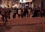  بالصور| متظاهرو الدقهلية يغلقون شارع الجيش بالمنصورة ببناء سور من الطوب الأحمر