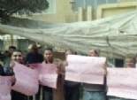 بالصور| اعتصام عشرات الموظفين أمام مجلس 