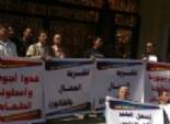 عمال المطابع يتظاهرون أمام «التعليم» اعتراضاً على مناقصة الكتب.. ويهددون بحصار الوزارة