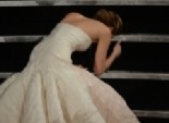  بالصور| جينفر لورانس تتعثر وتسقط على سلالم المسرح قبل تسلم جائزة الأوسكار