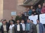 أمناء وأفراد شرطة يغلقون مركز المنزلة بالجنازير بسبب اتهام مخبر بالتعدي على محامي