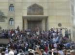  وقفة لطلاب الثانوي الأزهري أمام معهد الفتيات بالمحلة احتجاجا على تسريب الامتحانات 