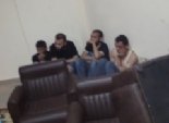 بالصور| طلاب جامعة المنصورة يحاصرون 5 من أعضاء حركة 