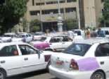 بالصور| وقفة احتجاجية لسائقي التاكسي الأبيض أمام ديوان محافظة قنا بسبب نقص الوقود