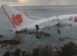 بالصور| سقوط طائرة إندونيسية في مياه ضحلة قبيل 